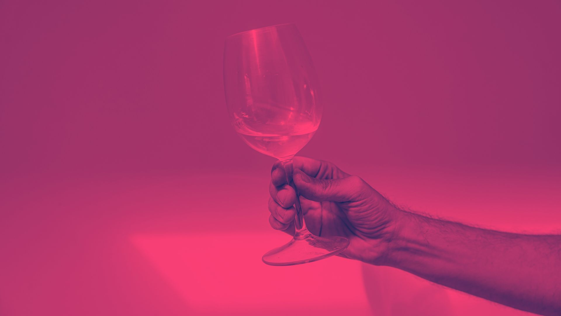come tenere un bicchiere di vino in mano
